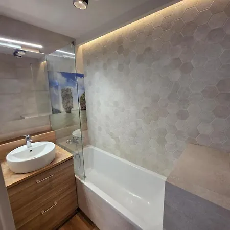 Daire Deluxe With 2 Bedrooms And Fireplace - Perfect Location - Quiet-new Varşova